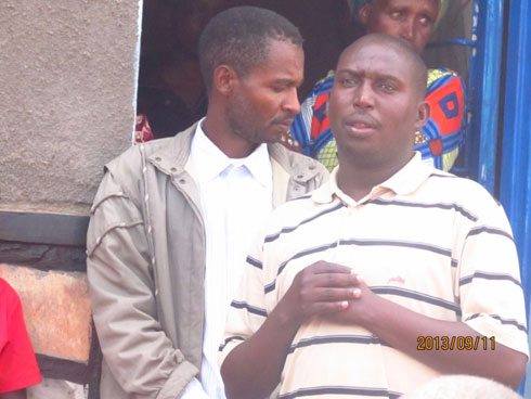 Umuyobozi w'umurenge wa Rwabicuma (iburyo), Bizimana Egide, ahumuriza abaturage.