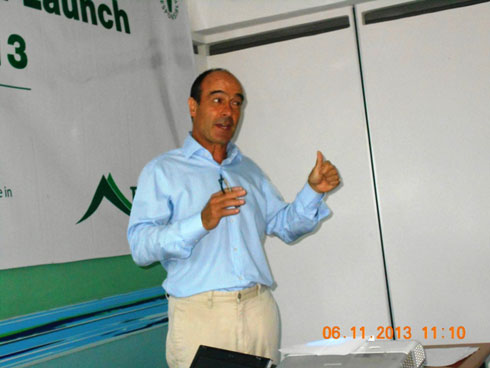 Umuyobozi wa Bralirwa, Jonathan Hall, atanga impanuro ku bashoferi.