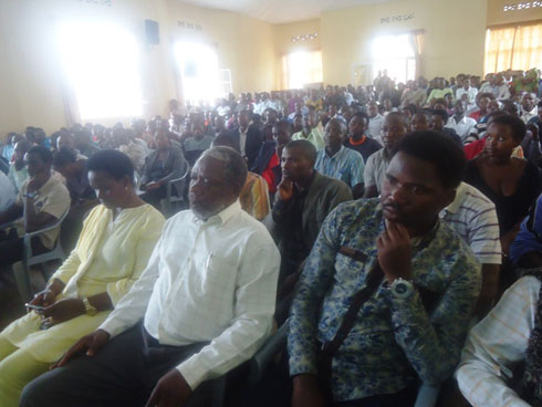 Umuyobozi wa Art for Peace, Bamporiki Edouard, Umuhanzi Kalisa Rugano n'urundi rubyiruko rw'i Nyamasheke.