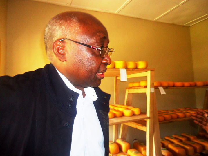 Umuyobozi wa Banki Nyafurika y'iterambere yitegerezaga bimwe mu bikomoka ku mata nka Fromage zikorerwa mu ikusanyirizo rya Bigogwe.