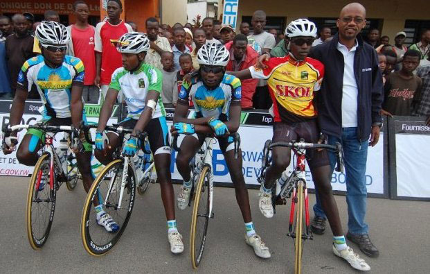 Umuyobozi wa FERWACY Aimable Bayingana, uri kumwe na bamwe mu bakinnyi b'ikipe y'igihugu, avuga shampiyona iha abakinnyi amanota atuma bajya mu masiganwa akomeye ku isi.