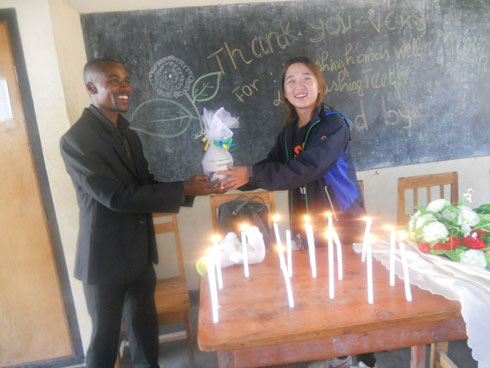 Umuyobozi wa GS Gatizo ashyikiriza Rumuri impano.