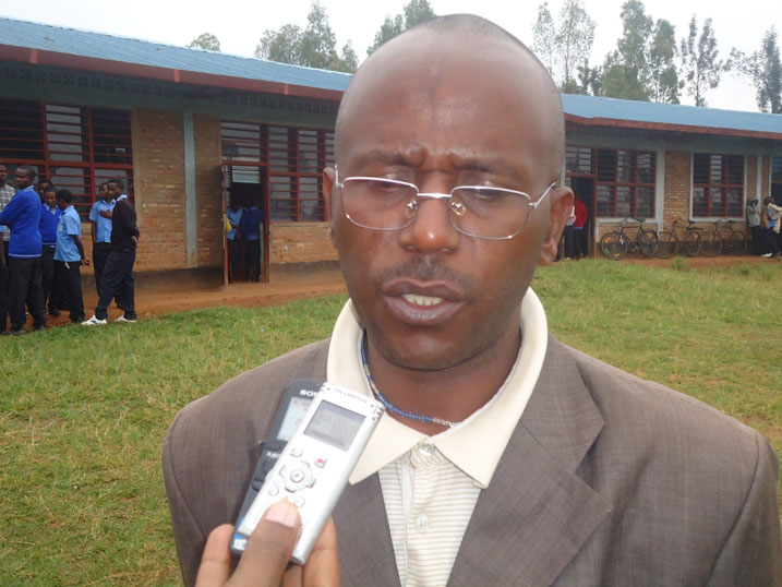 Umuyobozi wa GS Mukarange avuga ko bidashimisha ubuyobozi bw'ishuri kuba hari abanyeshuri barya abandi ntibarye ariko ngo nta kundi byagenda.