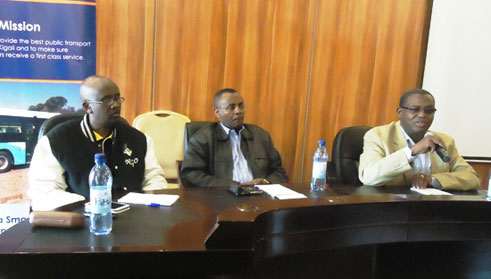 Umuyobozi wa KBS (iburyo) atangaza ko yifatanyije na Prince Express kugira ngo bacyemure ikibazo cy'abagenzi batinda ku mihanda bategereje imodoka