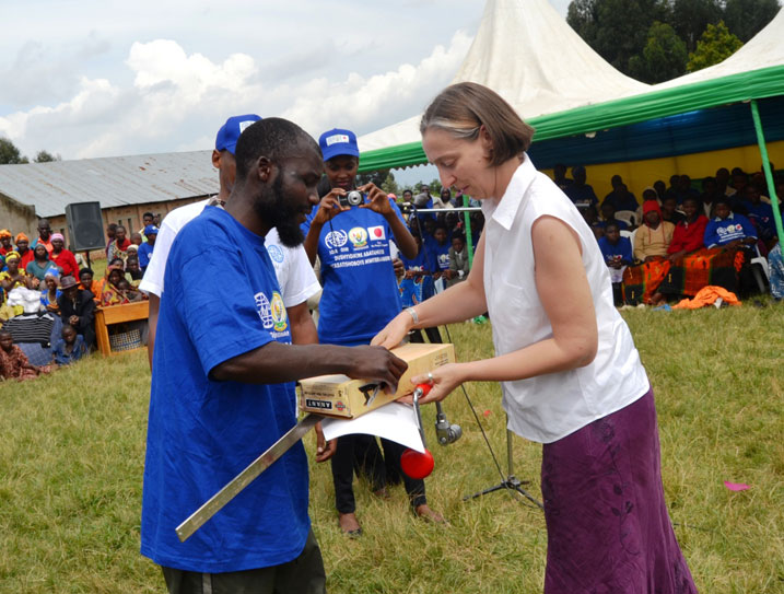 Umuyobozi wa OIM, Catherine Northing ashyikiriza ibikoresho uwahuguwe mu kubaza.