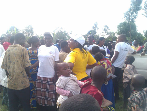 Umuyobozi wa PS-Imberakuri arikumwe n'Abanyarubavu muri gahunda yo kwiyamamaza.