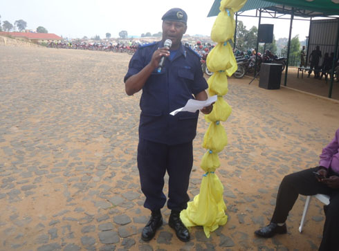 Umuyobozi wa Polisi mu karere ka Rusizi yasobanuriye abaturage ko Polisi itabereyeho guhana gusa.