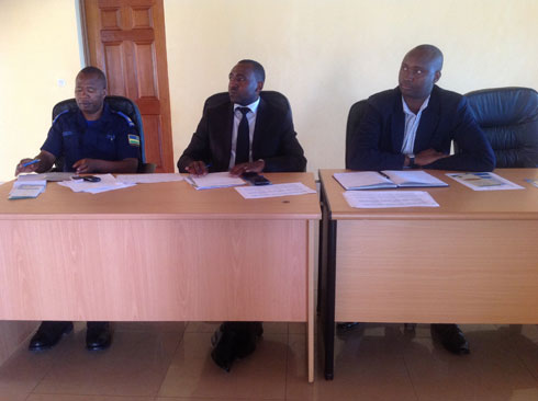 Umuyobozi wa Polisi mu karere Supt Mutemura Prudence, Mayor Mugisha Philbert na Musafiri Egide uhuza ibikorwa bya RRA mu ntara y'amajyepfo.