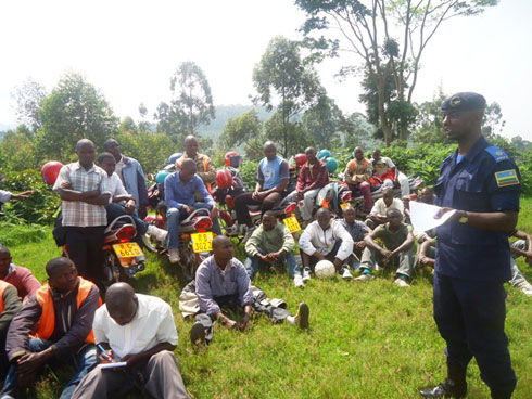 Umuyobozi wa Polisi mu karere ka Nyamasheke, Supt. Jules Rutayisire ubwo yaganiraga n