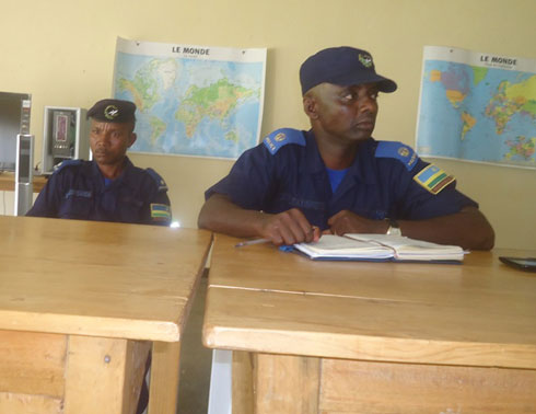 Umuyobozi wa Polisi y'Igihugu mu karere ka Nyamasheke, Supt. Jules Rutayisire (iburyo) asaba abamotari kwirinda ibyaha kandi bakabungabunga umutekano.