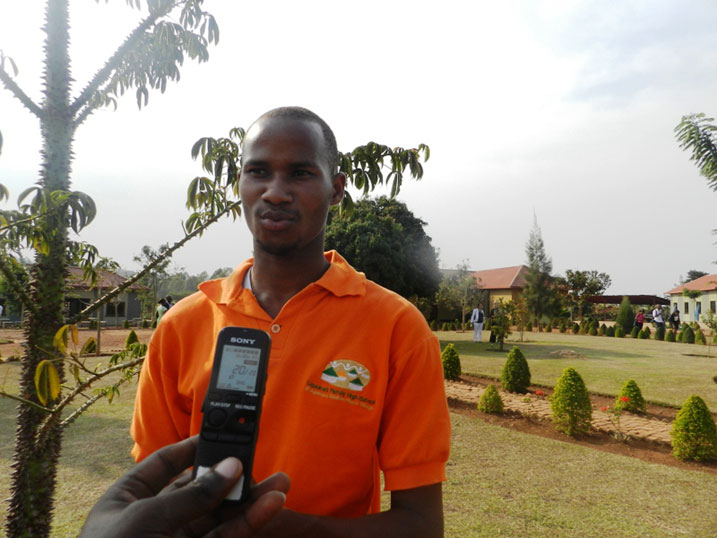 Umuyobozi wa Radio 'ASYV Radio 106.7 FM', Mutuyimana Joel, asobanura imikorere y'iyi radio.