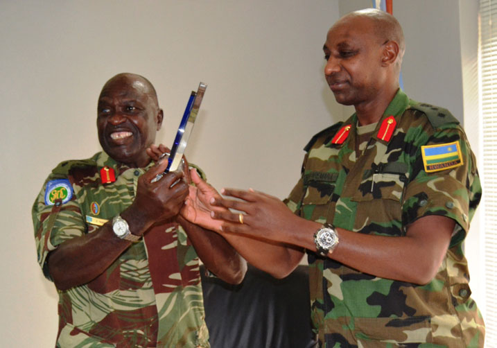 Umuyobozi wa Rwanda Peace Academy, Col. Jill Rutaremara ashyikiriza mugenzi we Col. Sambulo impano y'urwibutso.