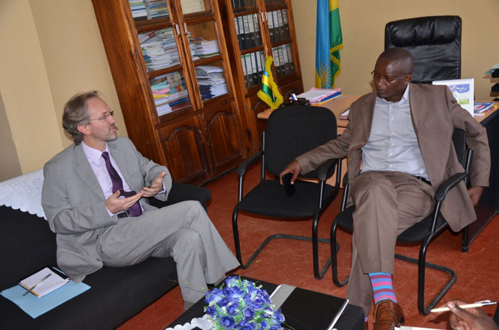 Umuyobozi wa UNFPA mu Rwanda, Josef Maerien, hamwe n