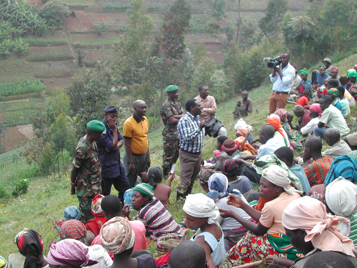 Umuyobozi w'akarere hamwe n'abayobozi b'ingabo na police mu karere ka Gakenke baganiriza abaturage nyuma y'ibikorwa by'umganda.