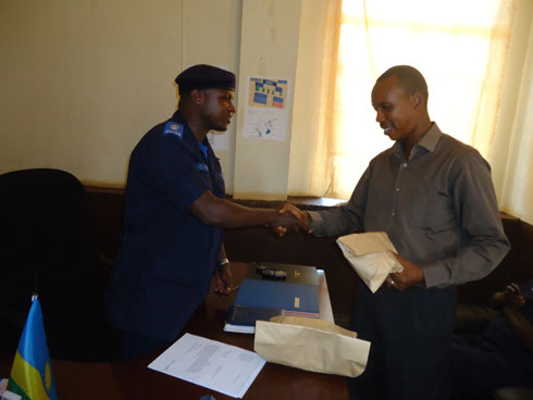 Umuyobozi wa polisi mu karere ka Bugesera ashyikiriza amafaranga yibwe umukozi wa CNLG.