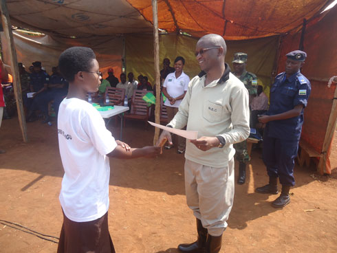 Umuyobozi w'akarere ka Rusizi ari gushimira intore zo ku rugerero.