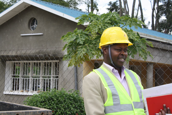 Umuyobozi wungirije Ushinzwe ubukungu mu karere ka Ngororero, Emmanuel Mazimpaka, asaba abacukuzi gufata neza abakozi.