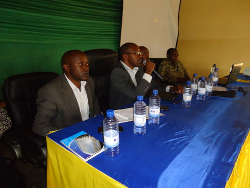 Umuyobozi wungirije ushinzwe amasomo wa IPRC East ndetse n'abo bafatanije kuyobora mu biganiro n'abanyeshuri.