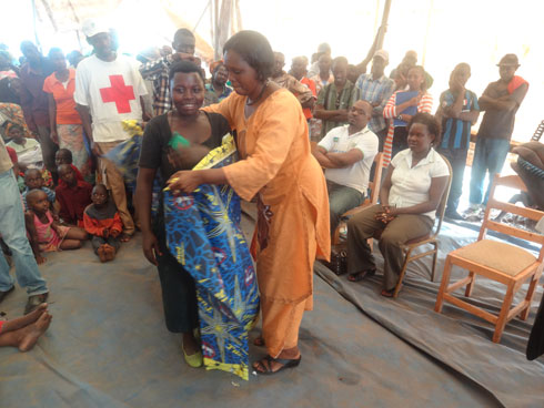 Umuyobozi wungirije ushinzwe imibereho myiza atanga imyenda.