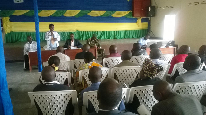 Umuyobozi wungirije ushinzwe imibereho myiza yasabye abitabiriye inama kuganira n'ababyeyi kugira ngo ayo mabwiriza ashyirwe mu bikorwa mu bwumvikane.