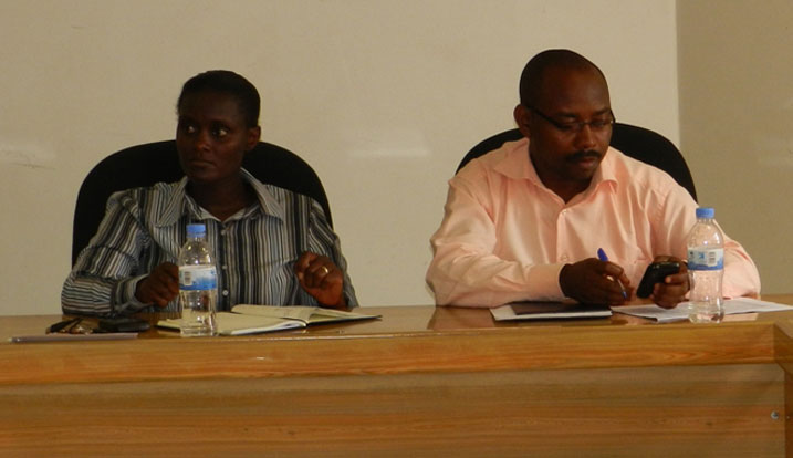 Umuyobozi w'akarere wungirije ushinzwe ubukungu, madamu Mutiganda Francisca (ibumoso) n'umukozi wa NAEB ushinzwe gukurikirana ikawa mu Burasirazuba.