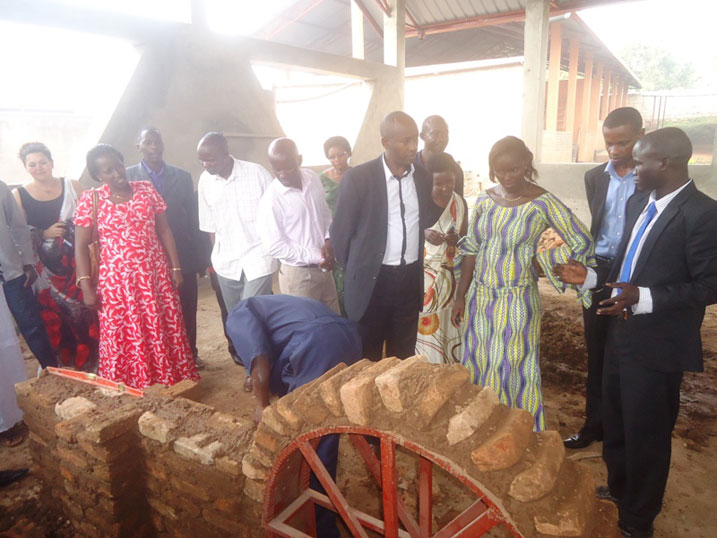 Umuyobozi wungirije w'akarere ka Rwamagana, ushinzwe iterambere ry'ubukungu, Mutiganda Francisca (uwa 3 iburyo) yitegereza ibikorwa by'abanyeshuri ba 'Center for Campions'.
