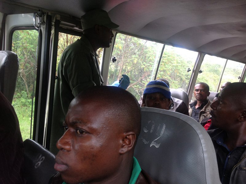 Umuyobozi mukuru wa Pariki yigisha abagenzi kudata imynda muri pariki.