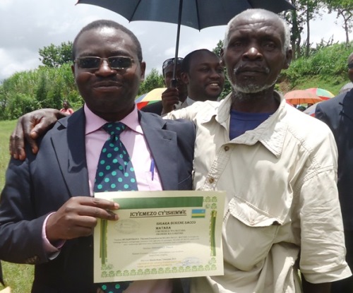 Umuyobozi w'Akarere ka Gakenke afata ifoto na Simparinka washimwe na SACCO (Ifoto: N. Leonard)