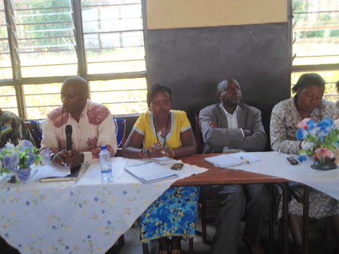 Umuyobozi w'akarere ka Rusizi hamwe n'abandi bayobozi batandukanye ku rwego rw'akarere.