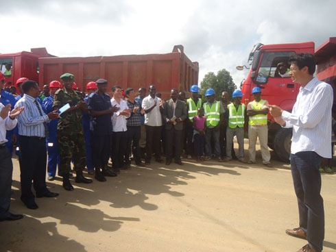 Ukuriye imirimo yo gukora umuhanda Tyazo-Karongi yavuze ko azakora ibishoboka byose ngo uyu muhanda ukorwe neza.