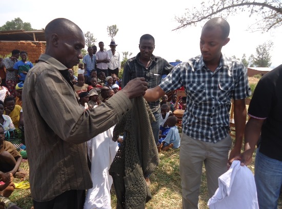 Umuyobozi w'abanyeshuri mugikorwa cyo gutanga imyenda.