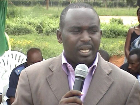 Umuyobozi w'akarere ka Bugesera aganira n'abaturage bazimurwa.