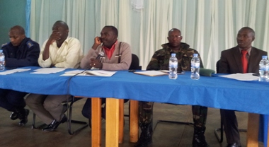 Umuyobozi w'akarere ka Bugesera (hagati) mu nama n'abakozi b'akarere.