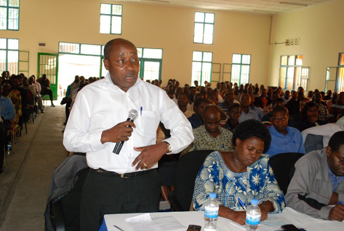 Umuyobozi w'akarere ka Burera Sembagare Samuel atanga igitekerezo.