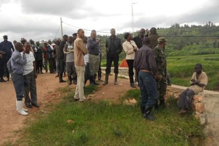 Umuyobozi w'akarere ka Kamonyi yereka Guverineri Munyantwali uko isuri yangije igishanga.