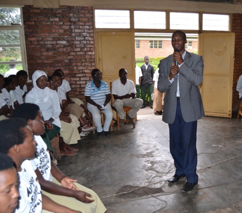 Umuyobozi w'akarere ka Musanze wungirije ushinzwe imibereho myiza y'abaturage ni umwe mu baganirije aba banyeshuri.