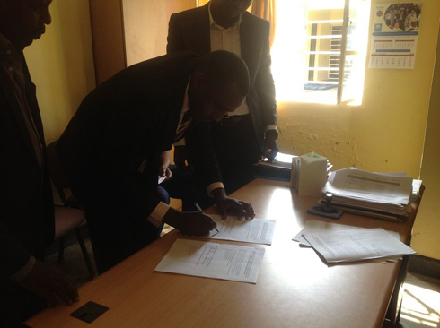 Umuyobozi w'akarere ka Nyamagabe asinya ku nzandiko z'ihererekanyabubasha.