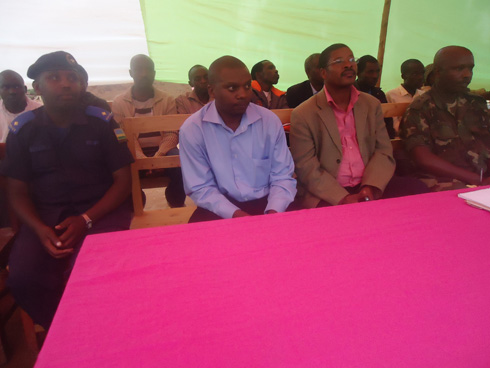 Umuyobozi w'akarere ka Nyamasheke wungirije, Bahizi Charles (uwa kabiri uhereye iburyo) n'inzego z'umutekano batewe impungenge n'umutekano w'umurenge wa Mahembe.