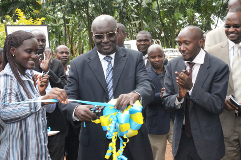 Umuyobozi w'akarere wungirije ushinzwe ubukungu, umujyanama mu Kigo cy'imiyoborere n'umuyobozi wa SACCO bataha My SACCO ku mugaragaro.