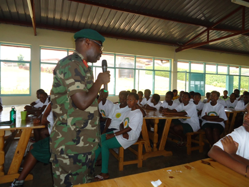 Umuyobozi w'ibitaro bya Kanombe Col. Dr Ben Karenzi yasobanuriye abanyeshuri anabasangiza ubunararibonye bw'umurimo w'ubuvuzi.