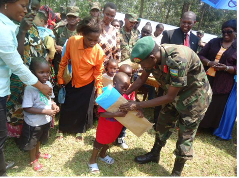 Umuyobozi w'ingabo muturere twa Nyagatare,Gatsibo, Kayonza na Rwamagana Col.Rurangwa Ephraim ashyikiriza inzitiramibubu umwana.