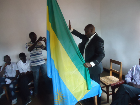 Umuyobozi w'umurenge abirahirira ko abasezeranije imbere y'amategeko.