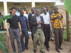 Umuyobozi w'umuryango “Good Neighbors” n'umuyobozi w'akarere ka Kamonyi.