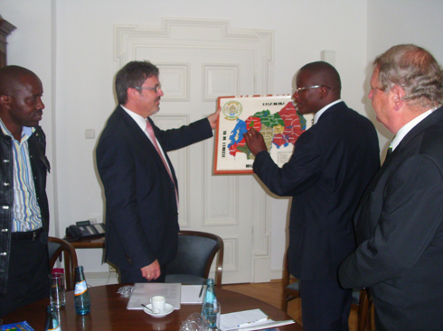 Umuyobozi wa Rusizi atanga impano kuri mugenzi we uyobora umujyi wa Speyer.