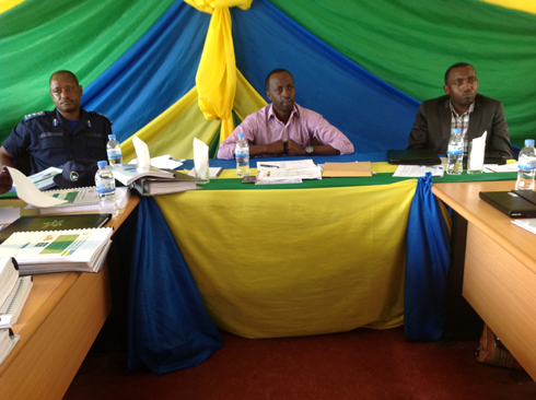 Umuyobozi wa Polisi mu ntara y'Amajyepfo, Guverineri Munyantwali n'umuyobozi w'akarere ka Nyamagabe bareba filime yerekana aho imihigo igeze.