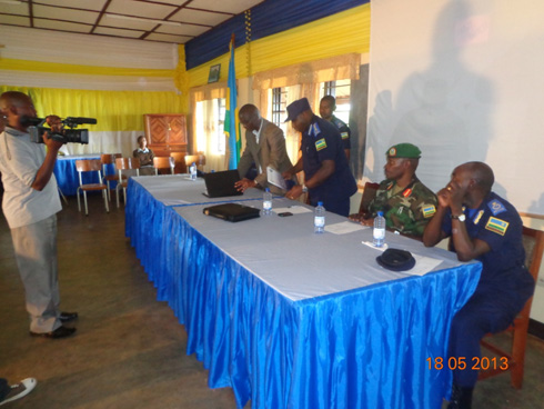 Umuyobozi wa polisi n'uw'akarere bahererekanya inyandiko zikubiyemo amasezerano bagiranye.