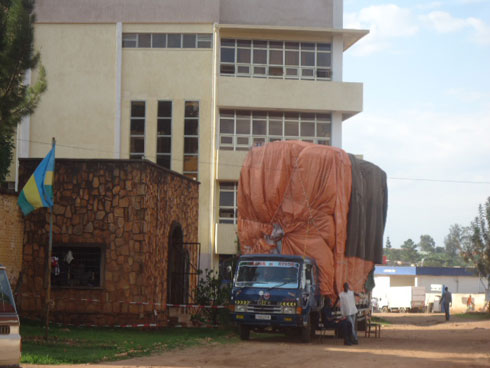 Umuzigo iyi Fuso yikoreye watumye ireshya na etaji ebyiri z'inzu ya Semuhungu.