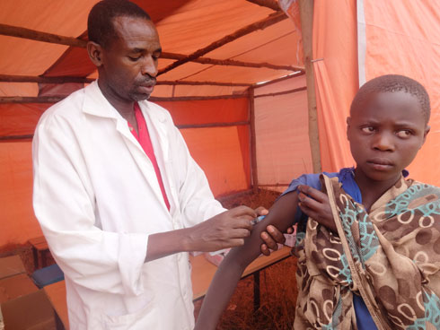 Umwana ari gukingirwa mu nkambi ya Kiyanzi.