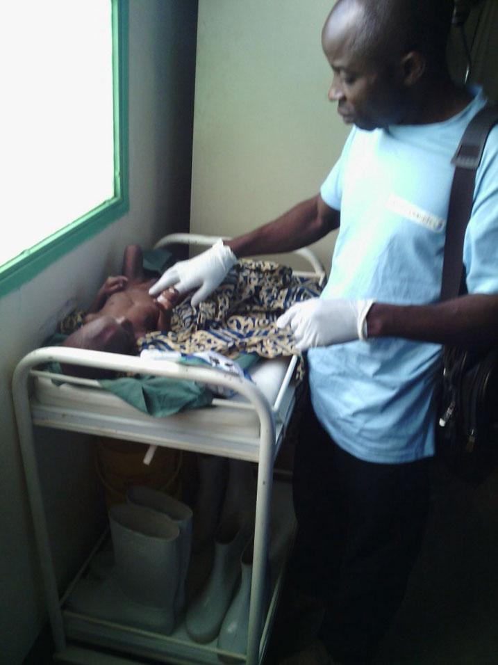 Uyu mwana nyuma yo gukurwa mu bwiherero yahise yitabwaho n'abaganga.