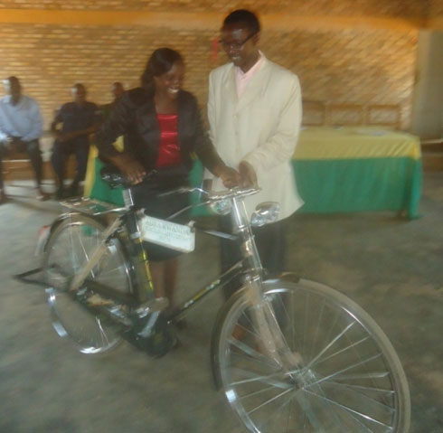 Umwarimu Hakizamungu we yahembwe igari mu kuba indashyikirwa mu kwigisha abakuze bo mu murenge wa Sake.